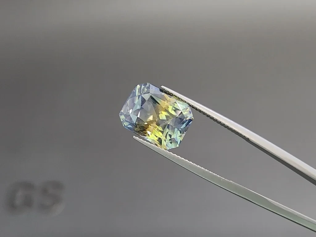 Unheated Bi-color sapphire in radiant cut  11.65 carats, Sri Lanka Image №3