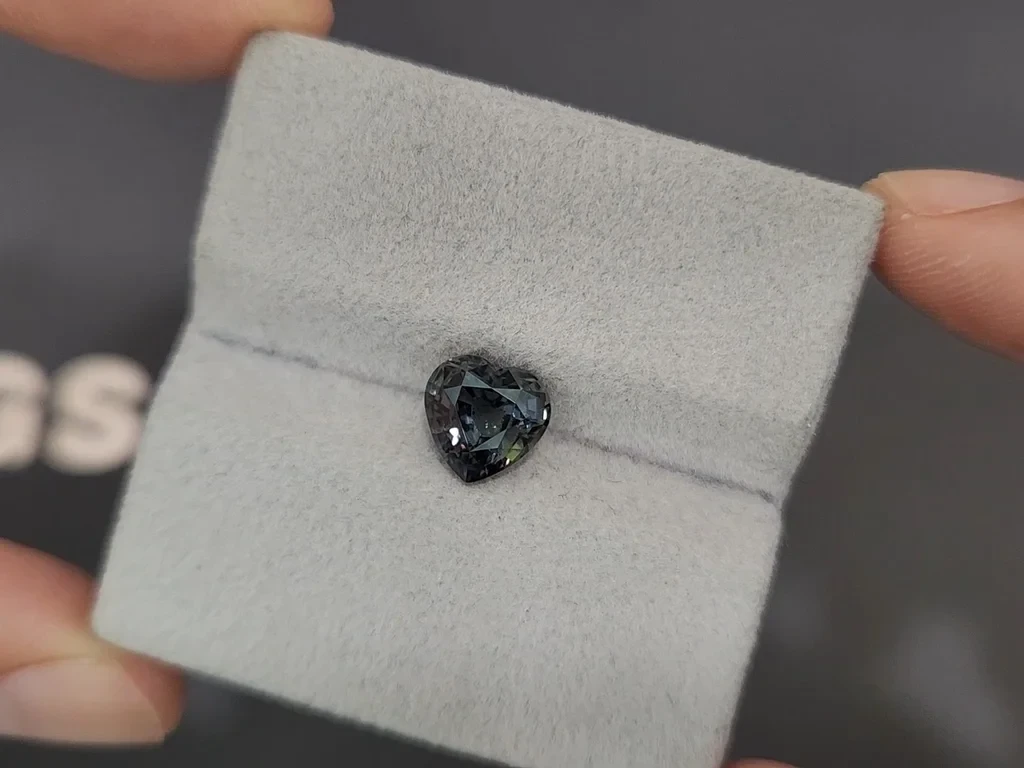 Unheated green sapphire heart shape 2.58 carats, Sri Lanka Image №4