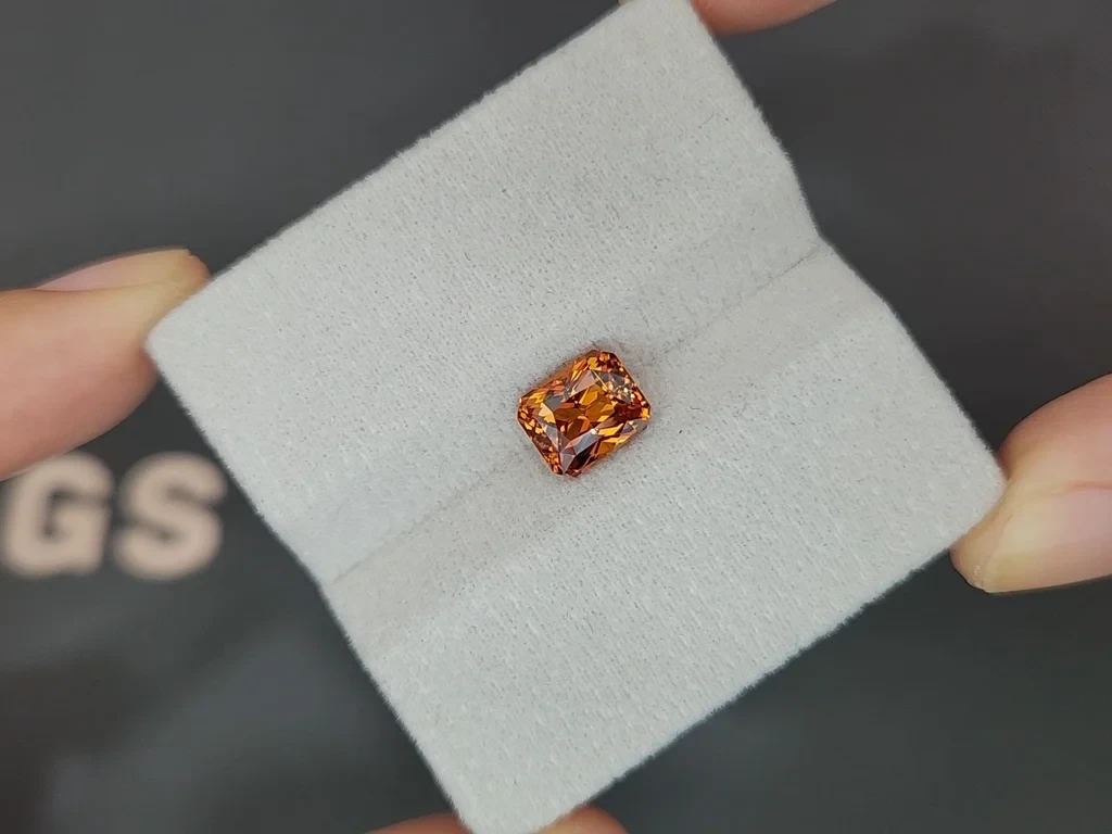 Garnet spessartine Vivid orange radiant cut  2.20 carats, Madagascar Image №4