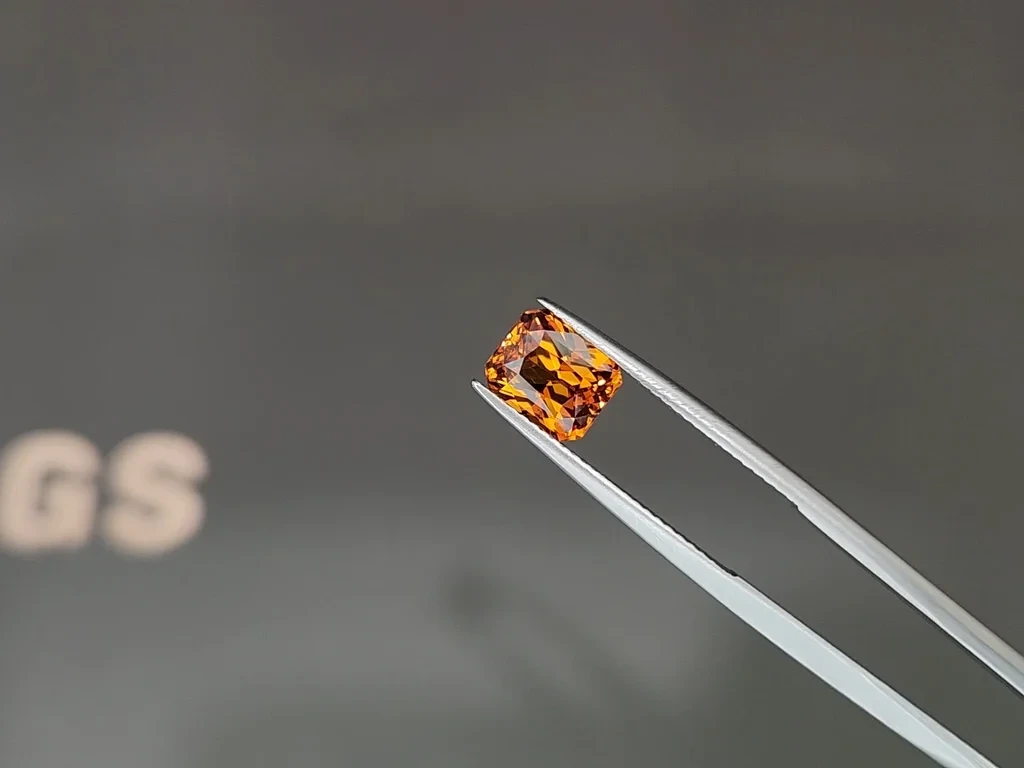 Garnet spessartine Vivid orange radiant cut  2.20 carats, Madagascar Image №3