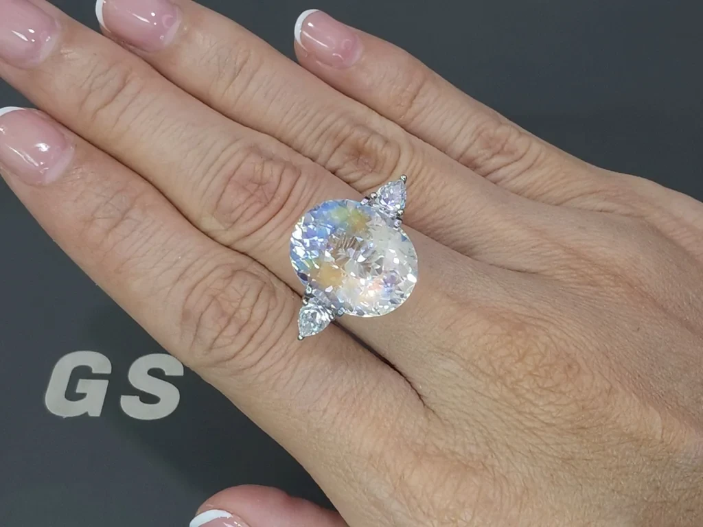 Rainbow moonstone in oval cut 11.94 carats, Madagascar  Image №5