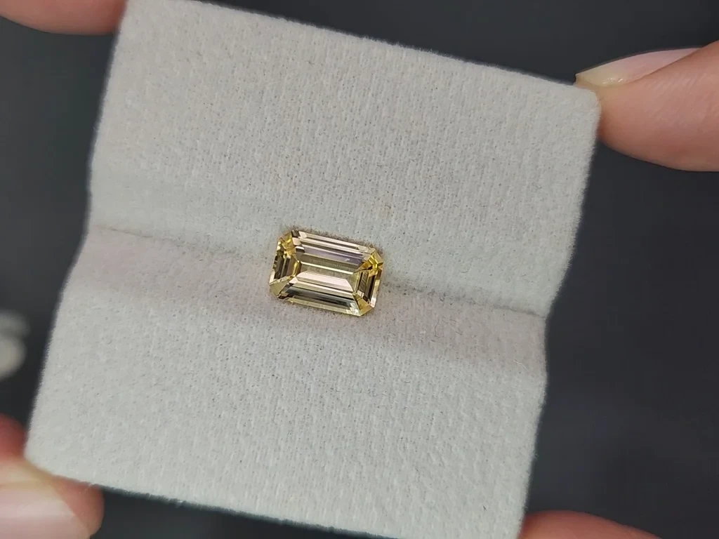 Unheated sapphire Vivid Yellow octagon cut  2.24 carats, Sri Lanka Image №4