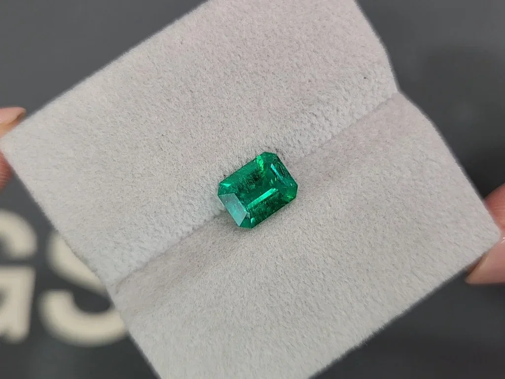 Intense Colombian "Muzo Green" Emerald octagon cut 1.41 ct Image №4