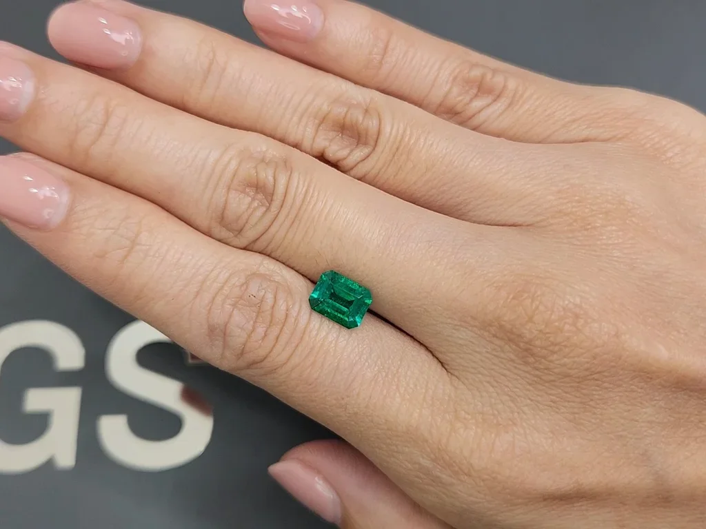 Intense Colombian "Muzo Green" Emerald octagon cut 1.41 ct Image №2
