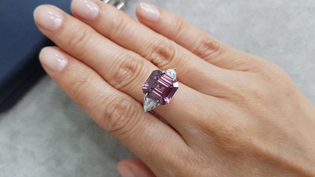 Intense red hyacinth zircon in octagon cut 10.29 ct Image №5
