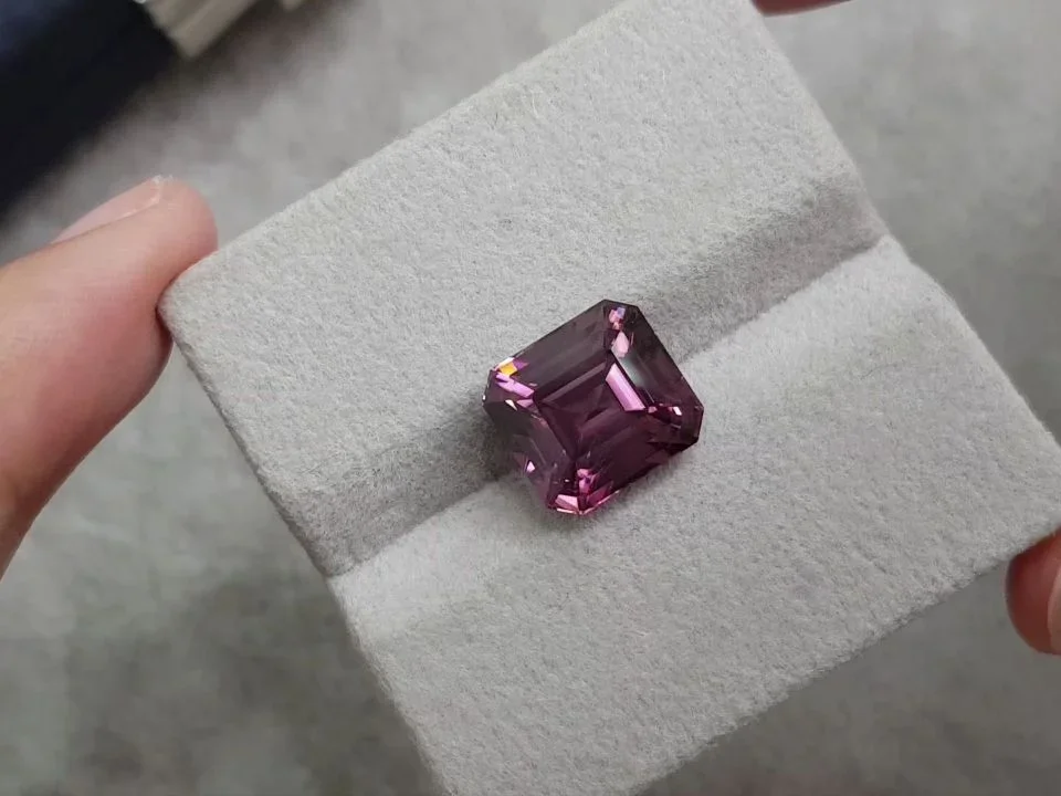 Intense red hyacinth zircon in octagon cut 10.29 ct Image №4