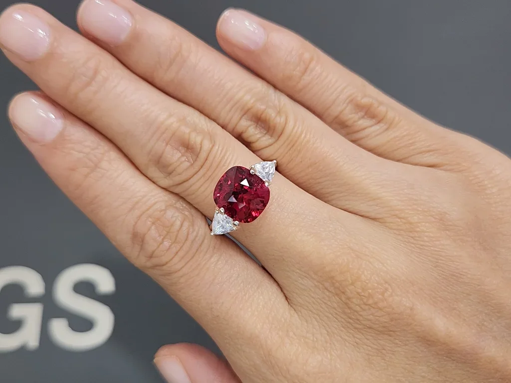 Unique vivid vibrant red spinel in cushion cut 5.33 carats, Vietnam  Image №5