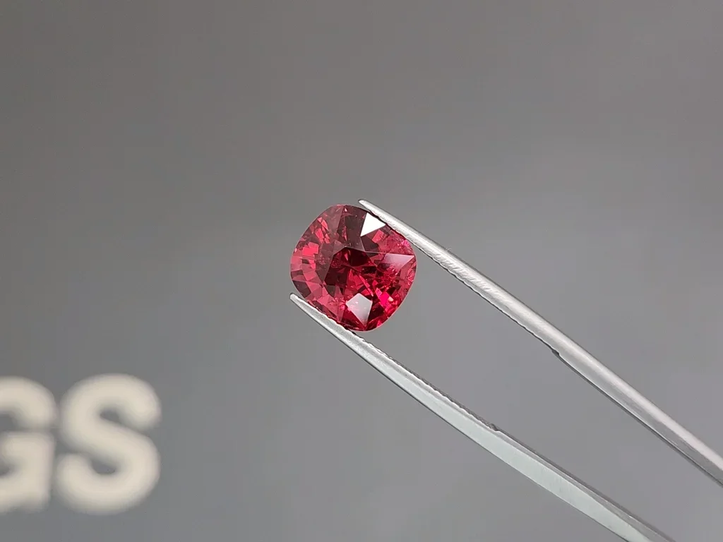 Unique vivid vibrant red spinel in cushion cut 5.33 carats, Vietnam  Image №3