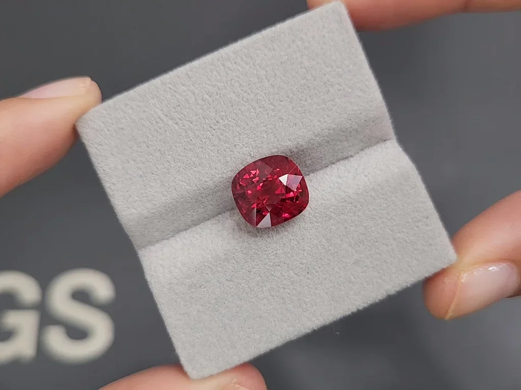 Unique vivid vibrant red spinel in cushion cut 5.33 carats, Vietnam  Image №4