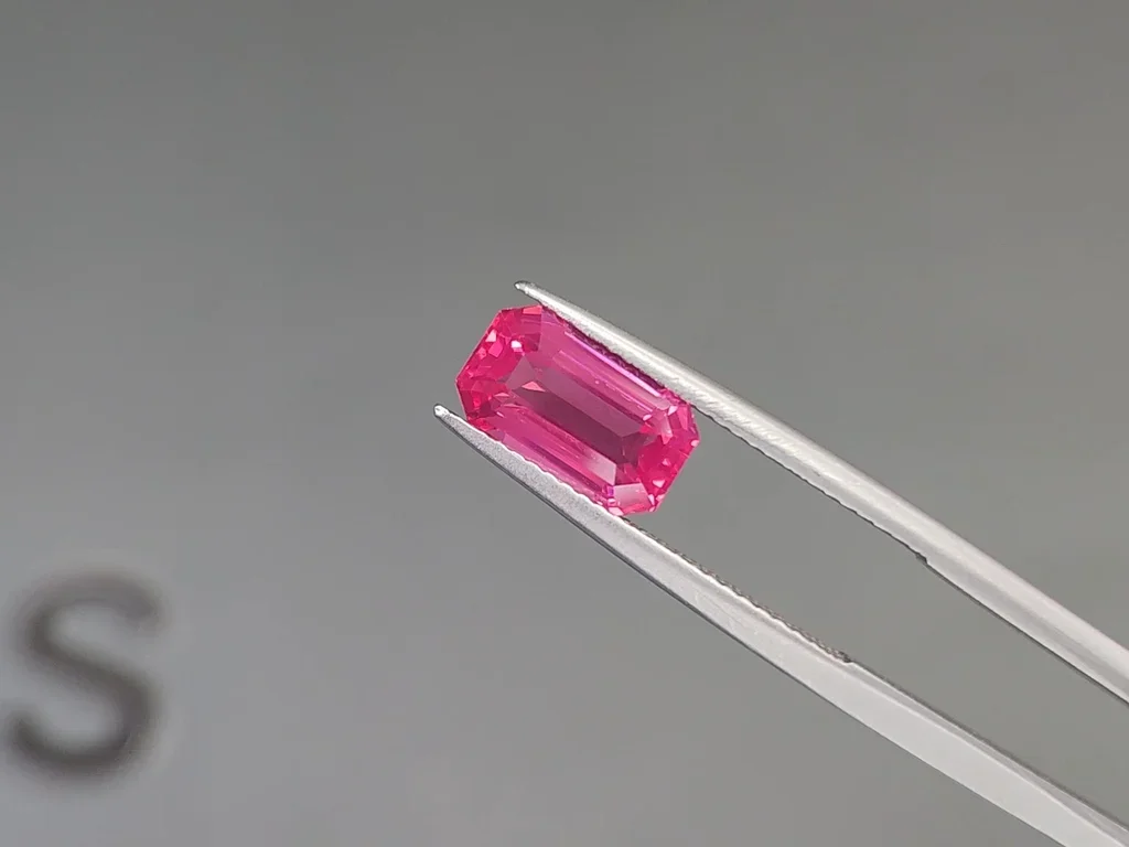Vivid Pink or hot pink Mahenge spinel in octagon cut 3.01 carats, Tanzania Image №3