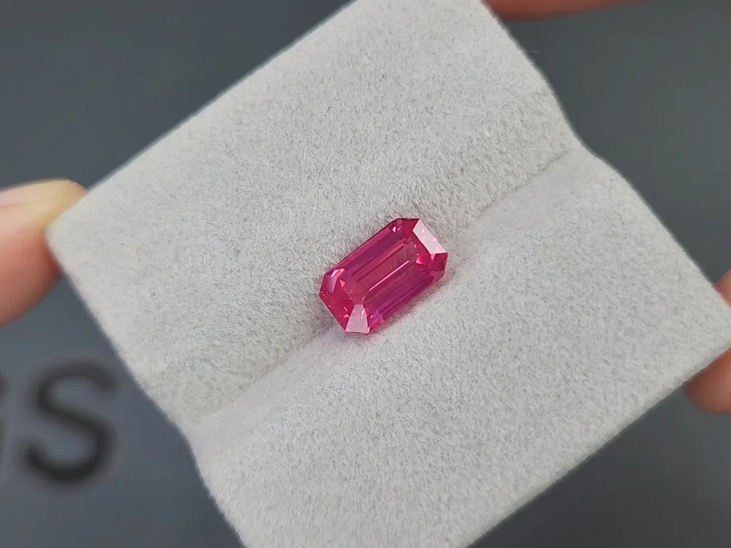 Vivid Pink or hot pink Mahenge spinel in octagon cut 3.01 carats, Tanzania Image №4