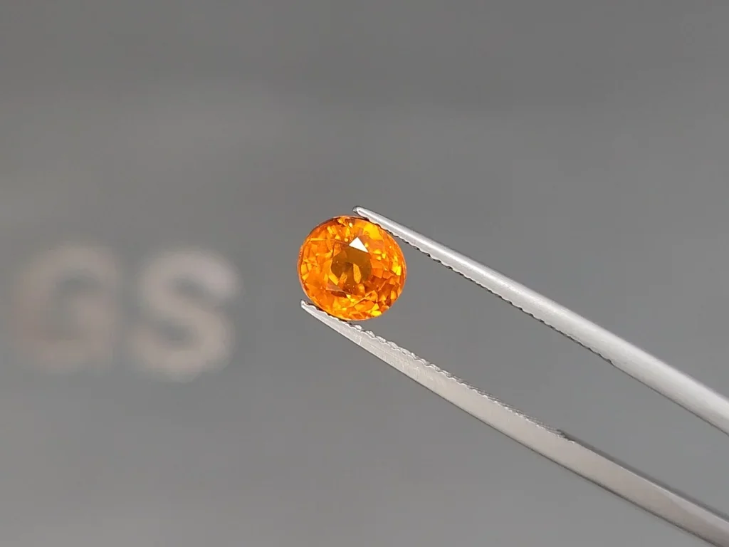 Garnet spessartine Fanta Color oval cut 2.55 carats, Africa Image №3