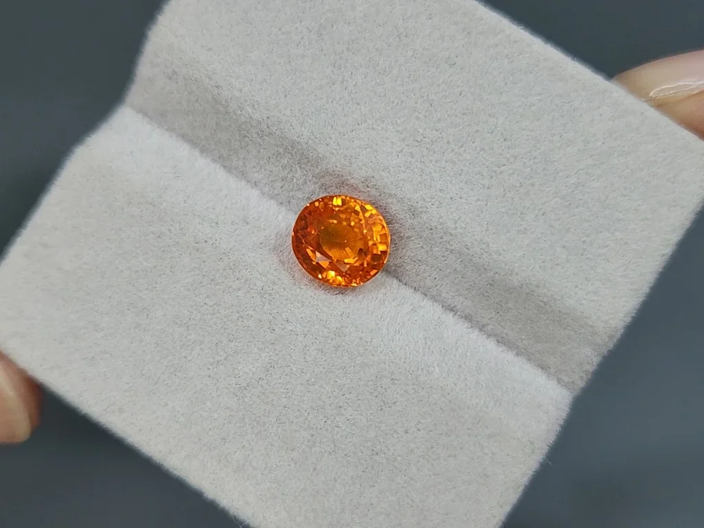 Garnet spessartine Fanta Color oval cut 2.55 carats, Africa Image №4