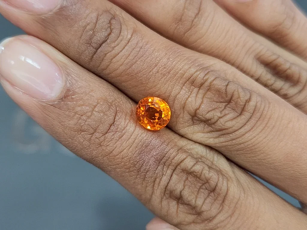 Garnet spessartine Fanta Color oval cut 2.55 carats, Africa Image №2