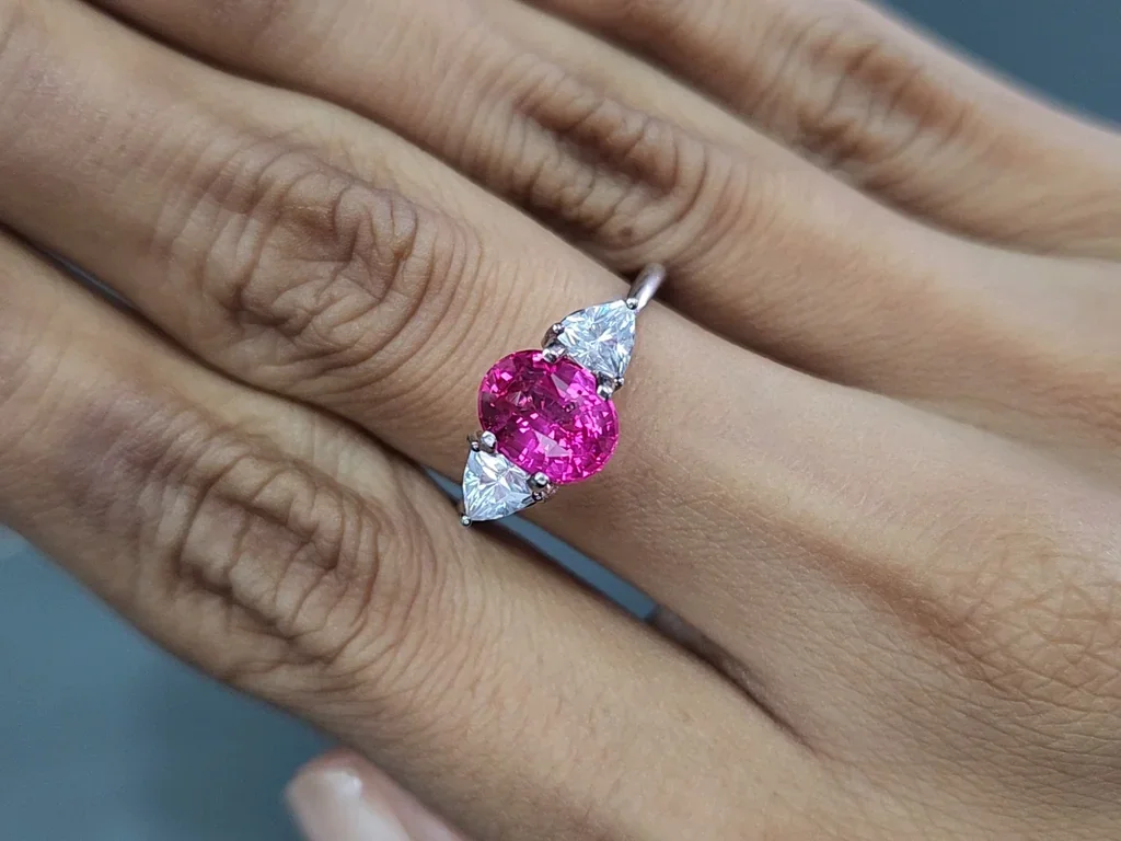 Unheated sapphire Vivid Pink oval cut 2.05 carats, Sri Lanka   Image №5