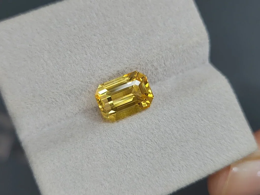 Yellow sapphire octagon cut 4.50 carats, Sri Lanka Image №4