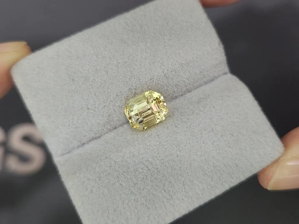 Unheated yellow sapphire in octagon cut 3.04 carats, Sri Lanka Image №4