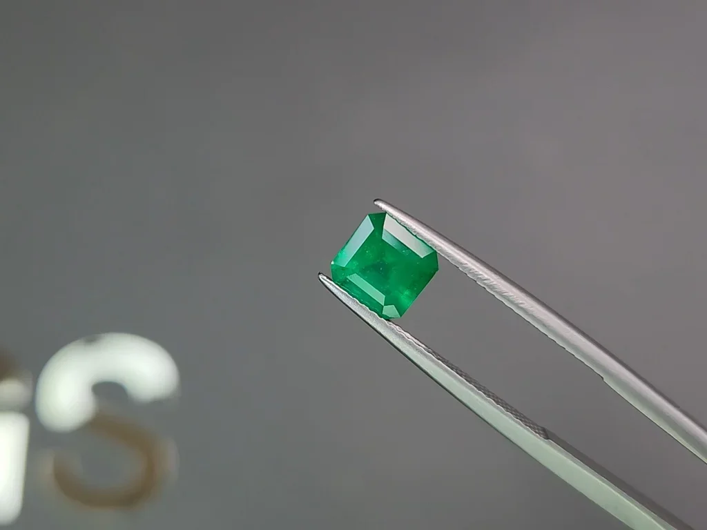 Vivid Green emerald 1.19 ct, Colombia Image №3