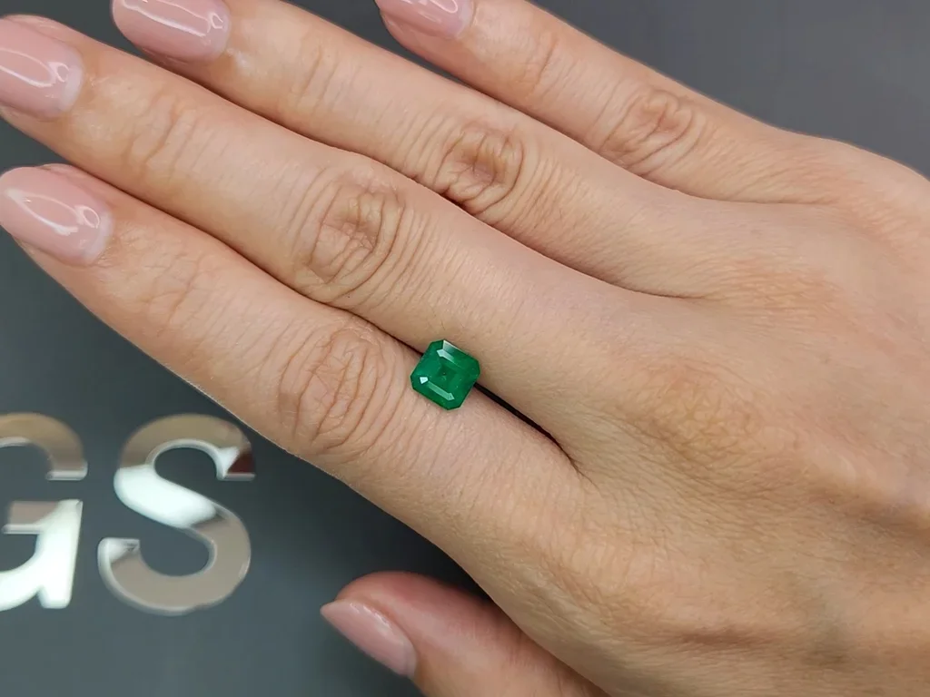 Vivid Green emerald 1.19 ct, Colombia Image №2