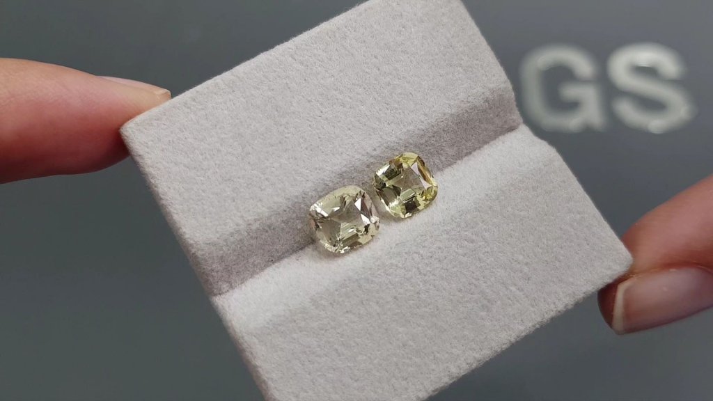 Pair of greenish-yellow cushion cut beryls 2.33 carats, Nigeria Image №4