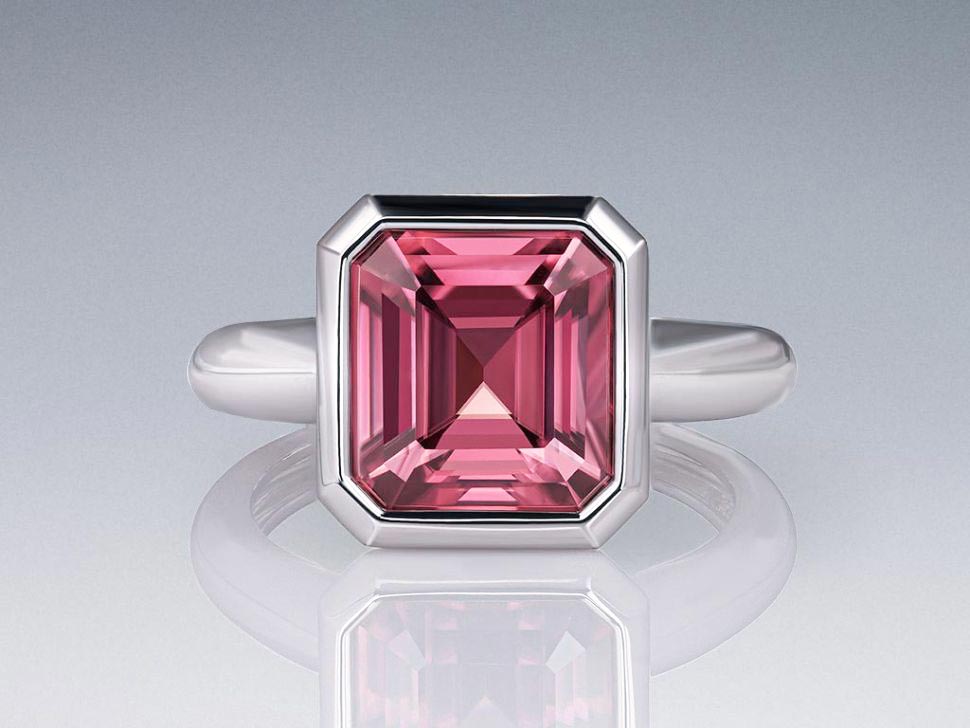 Ring with rich red zircon 10.29 carat in 18K gold  Image №1