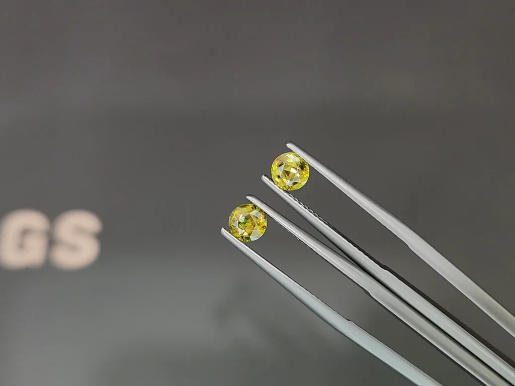 Pair of yellow green sphene round cut 1.15 carats, Madagascar Image №3