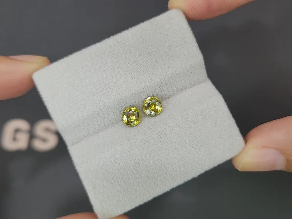 Pair of yellow green sphene round cut 1.15 carats, Madagascar Image №4