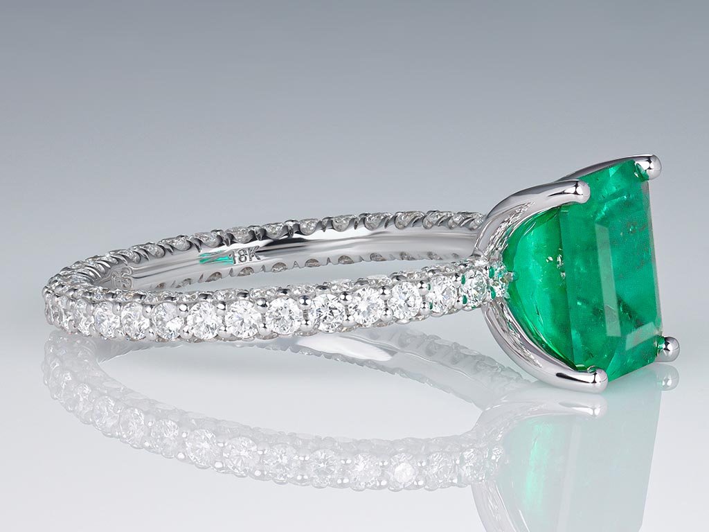 Ring with 2.19 ct colombian Muzo Green emerald and diamonds in 18K white gold Image №2