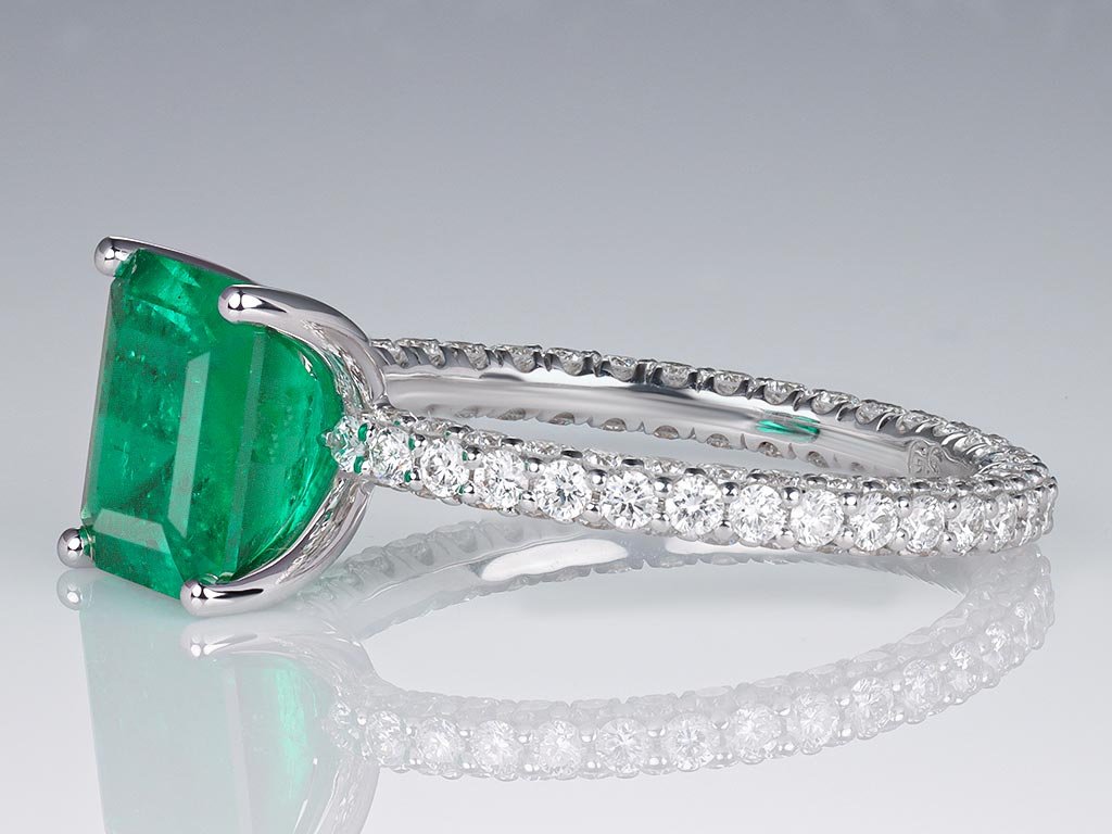 Ring with 2.19 ct colombian Muzo Green emerald and diamonds in 18K white gold Image №3