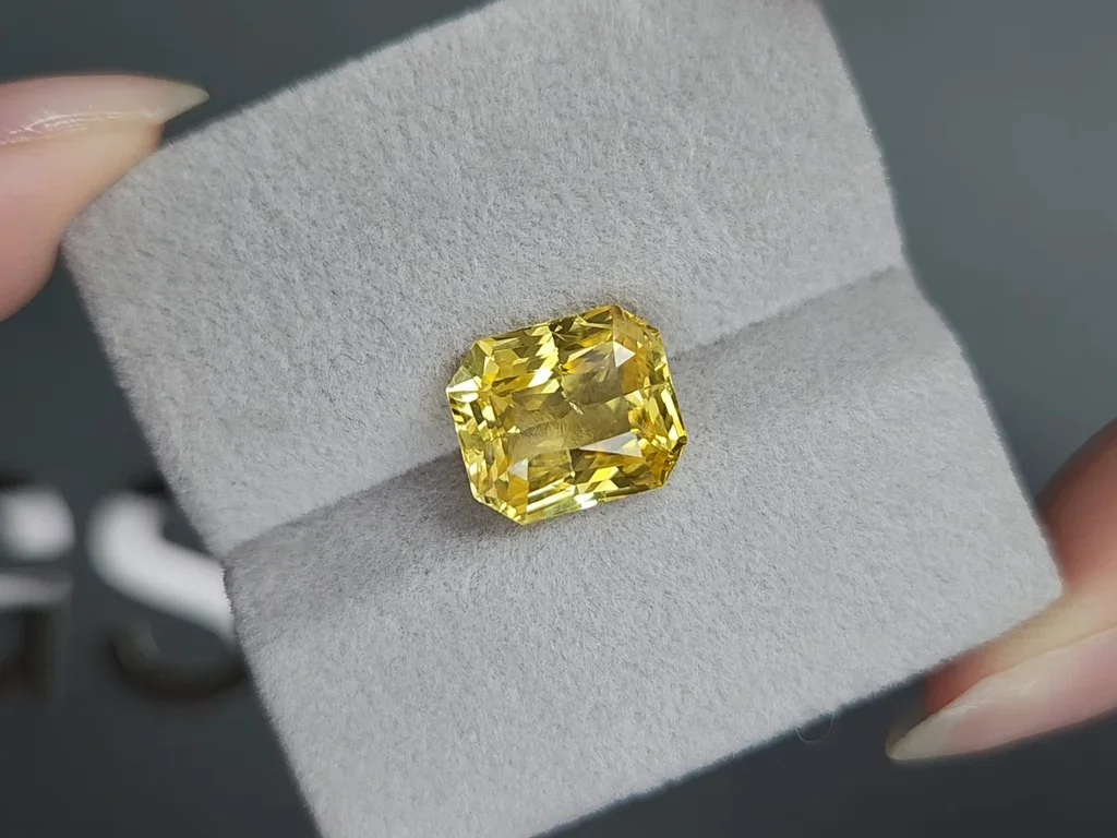 Unheated Vivid Yellow sapphire in radiant cut 7.04 carats, Sri Lanka Image №4