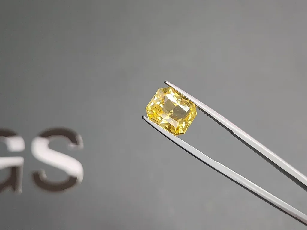 Unheated Vivid Yellow sapphire in radiant cut 7.04 carats, Sri Lanka Image №3