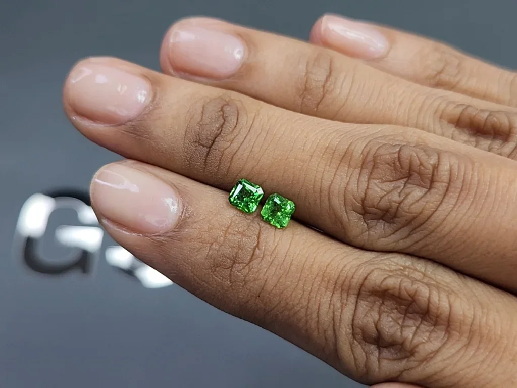 Pair of Vivid green tsavorites asscher cut 0.95 carats, Tanzania Image №2