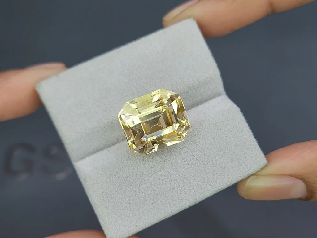 Unheated large yellow sapphire octagon cut  22.59 carats, Sri Lanka Image №4