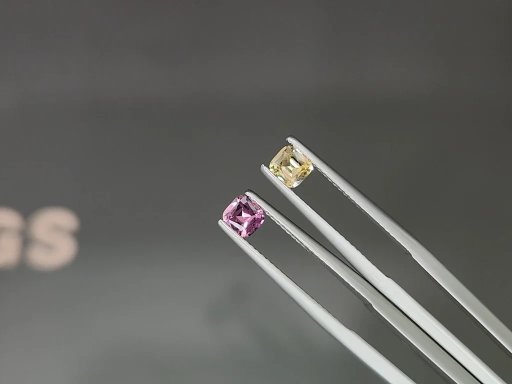 Сontrasting pair of unheated sapphires cushion cut 0.73 carats, Sri Lanka Image №3