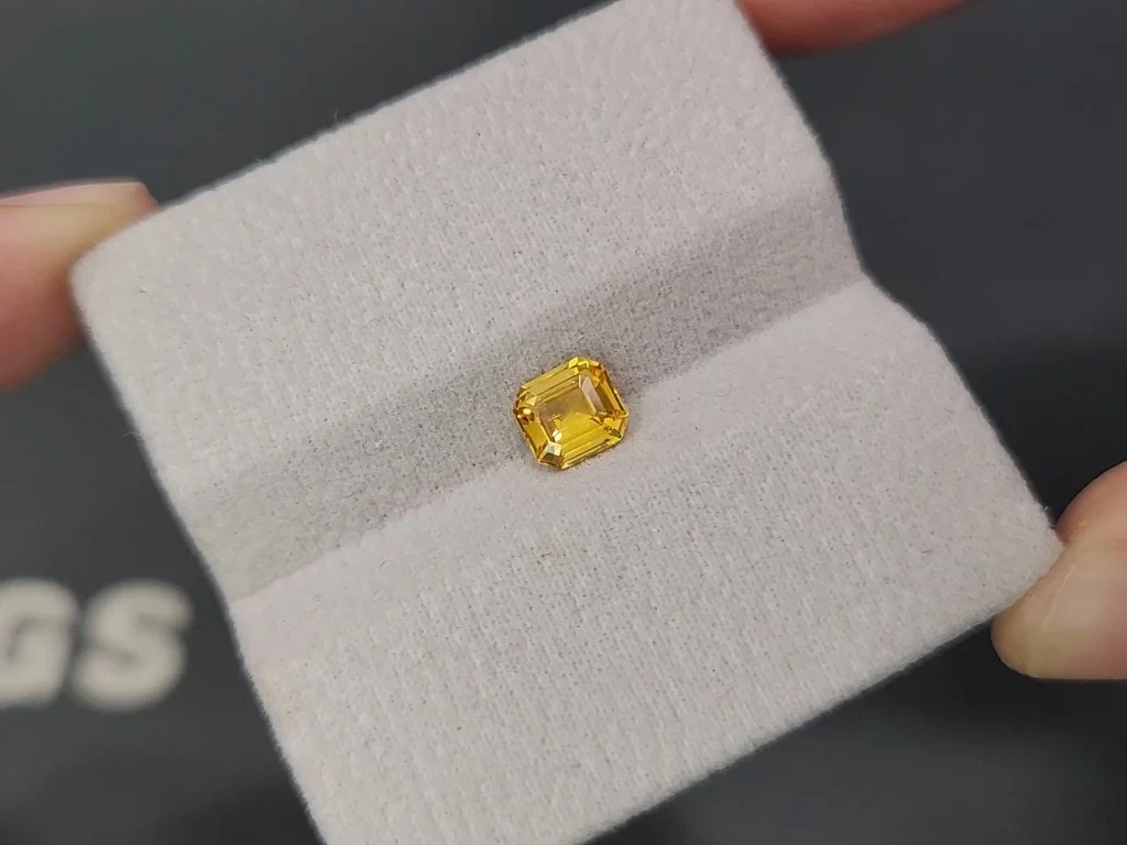 Sapphire Vivid Yellow octagon cut 1.05 carats, Sri Lanka Image №3
