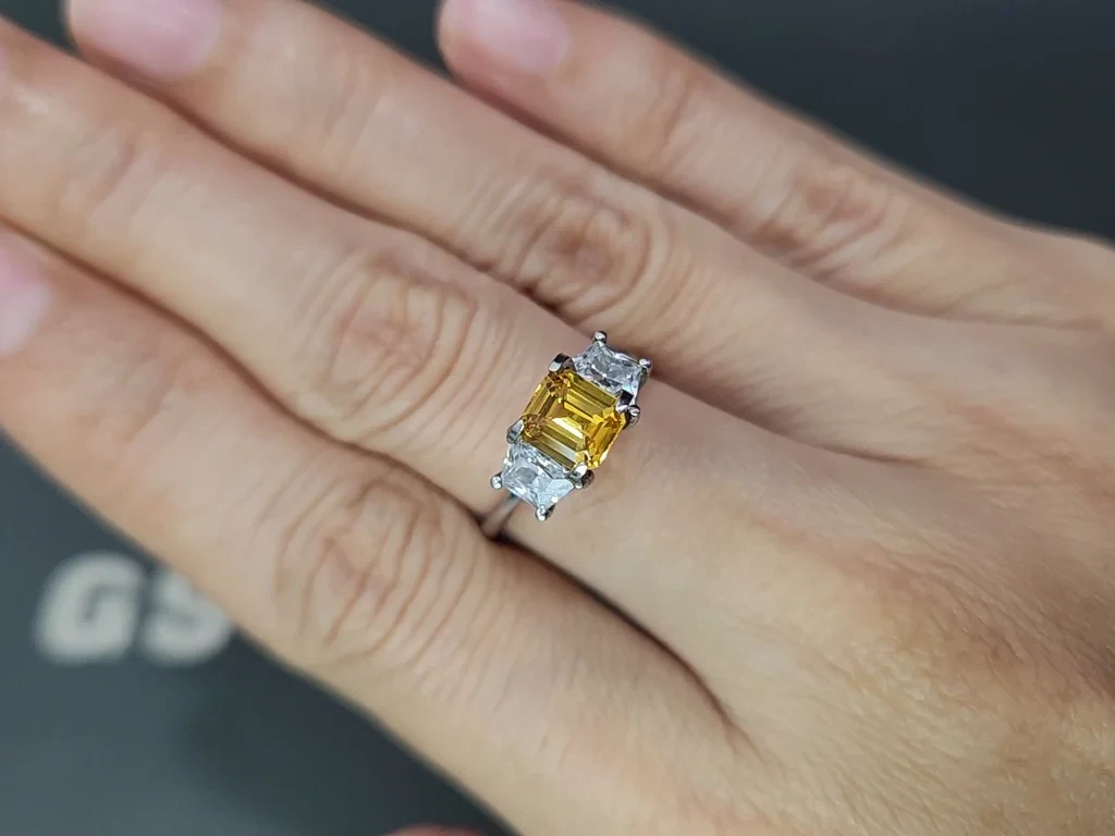 Sapphire Vivid Yellow octagon cut 1.05 carats, Sri Lanka Image №4