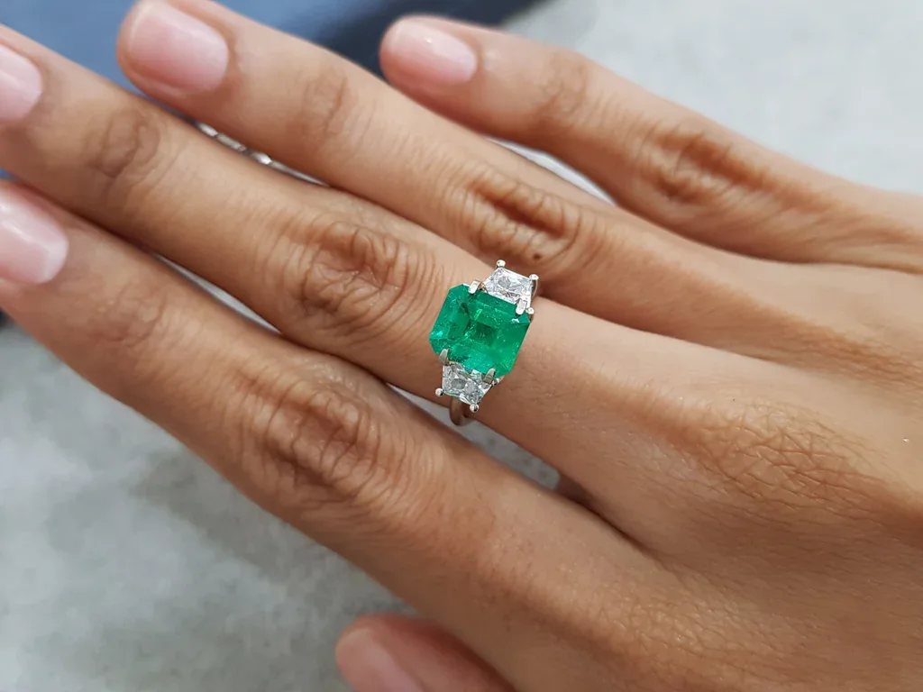 Vivid Green emerald 1.69 ct, Colombia Image №2