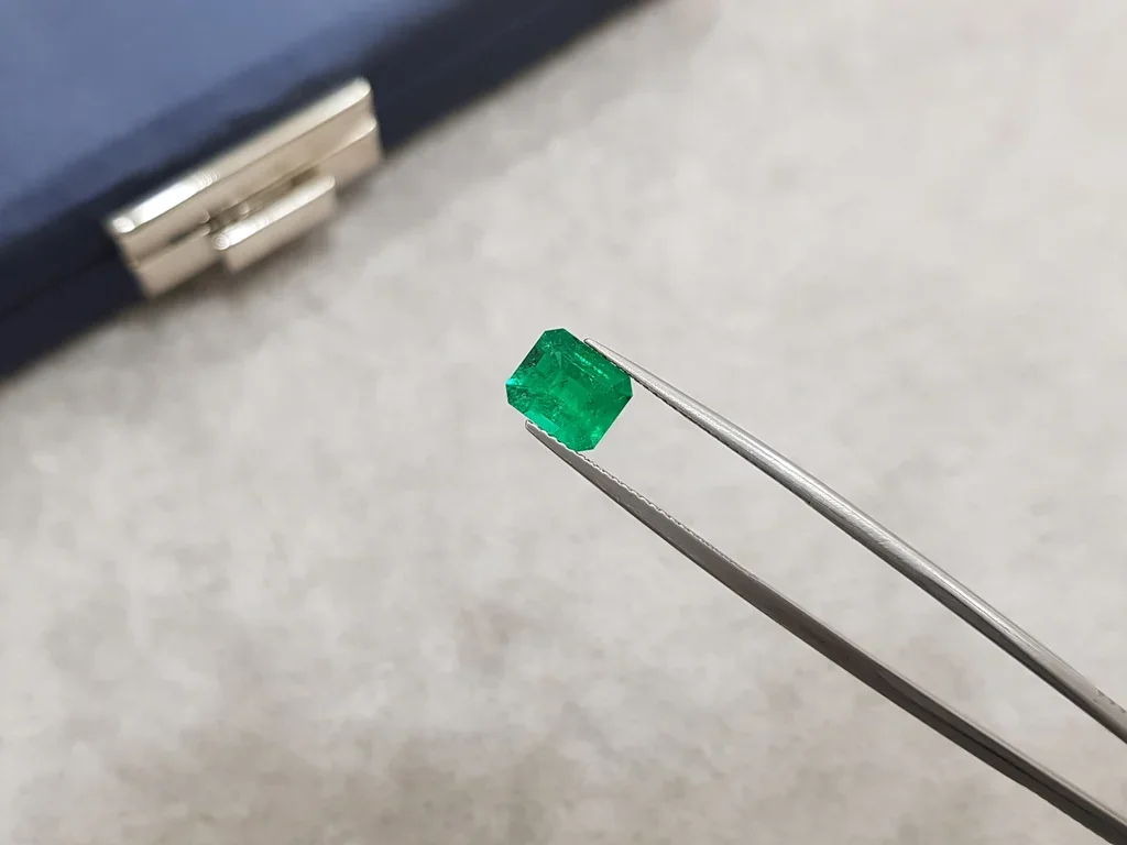 Vivid Green emerald 1.69 ct, Colombia Image №3