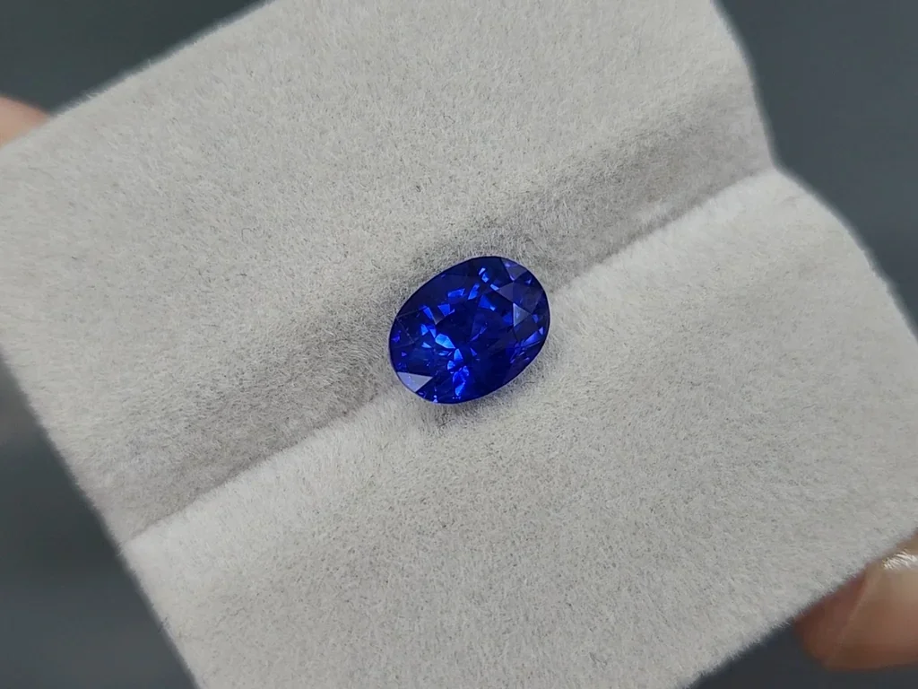 Sapphire Royal Blue oval cut 2.98 carats, Sri Lanka  Image №4