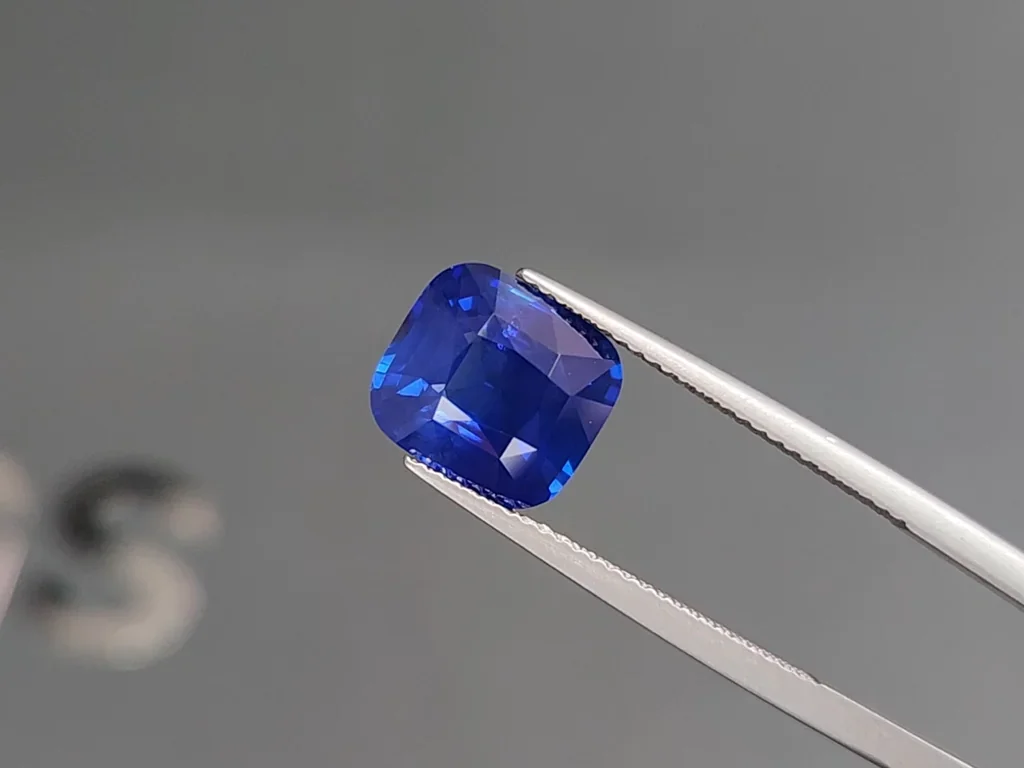 Sapphire Royal Blue cushion cut 5.01 carats, Sri Lanka  Image №3