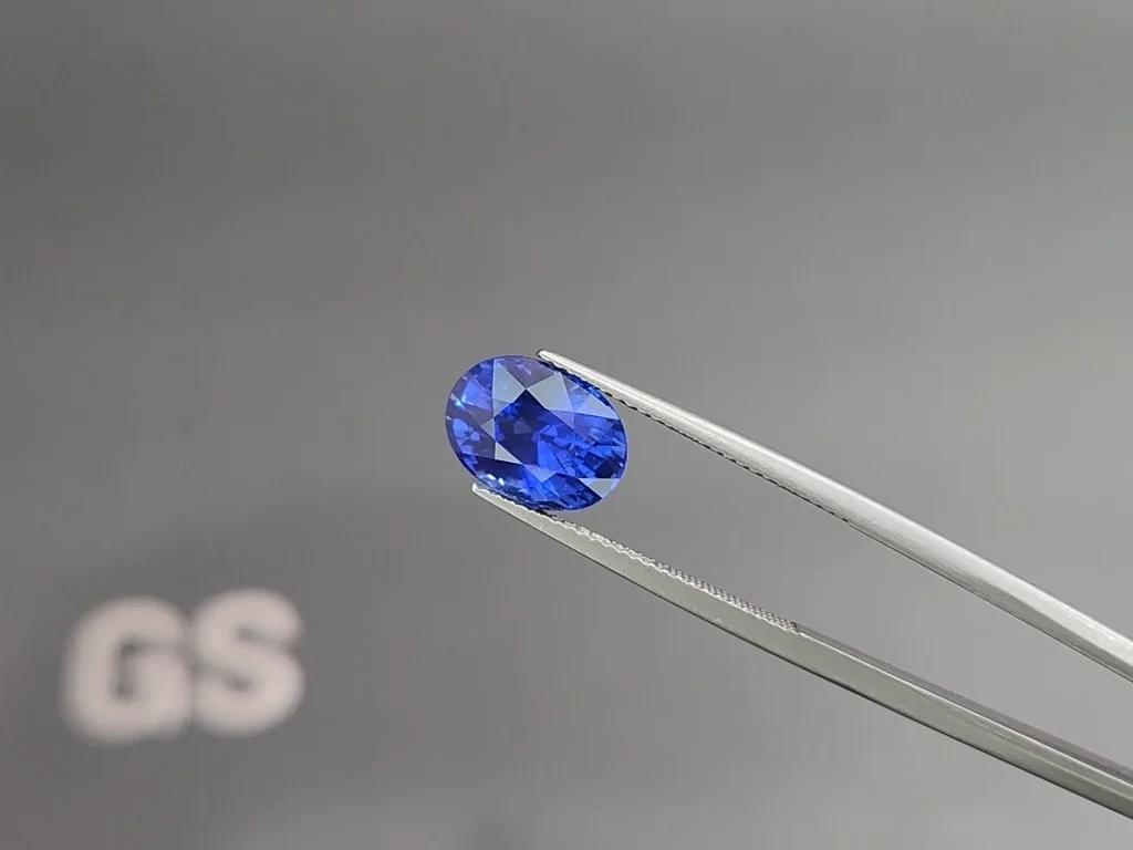 Sapphire Royal Blue in oval cut 6.04 carats, Sri Lanka  Image №3