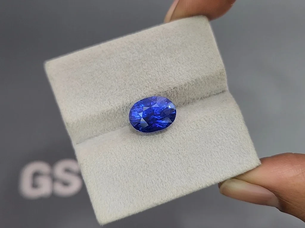 Sapphire Royal Blue in oval cut 6.04 carats, Sri Lanka  Image №4