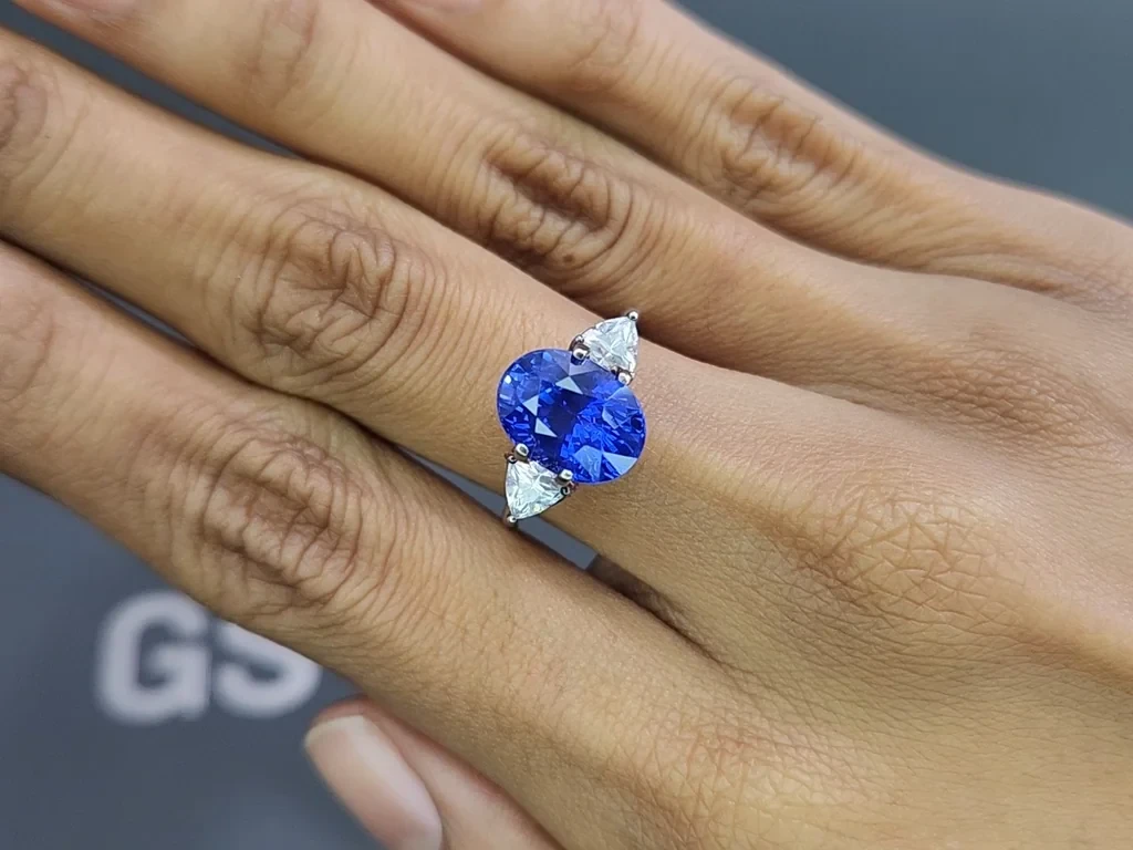 Sapphire Royal Blue in oval cut 6.04 carats, Sri Lanka  Image №5