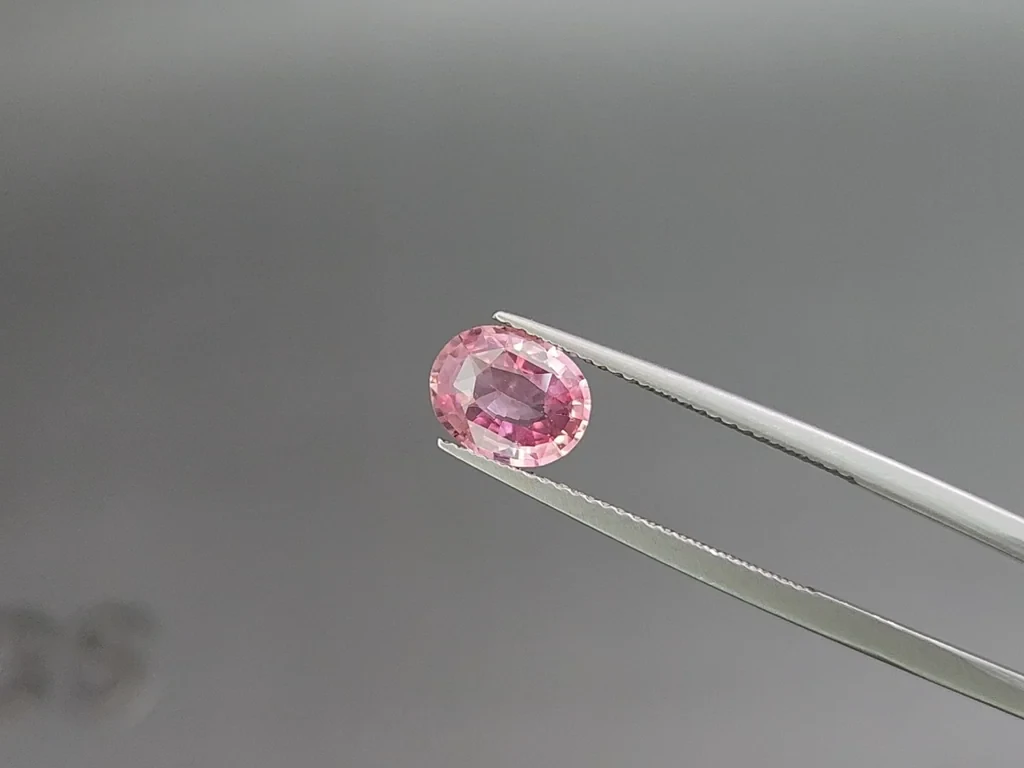Padparadscha sapphire in oval cut 1.67 carats, Madagascar Image №3