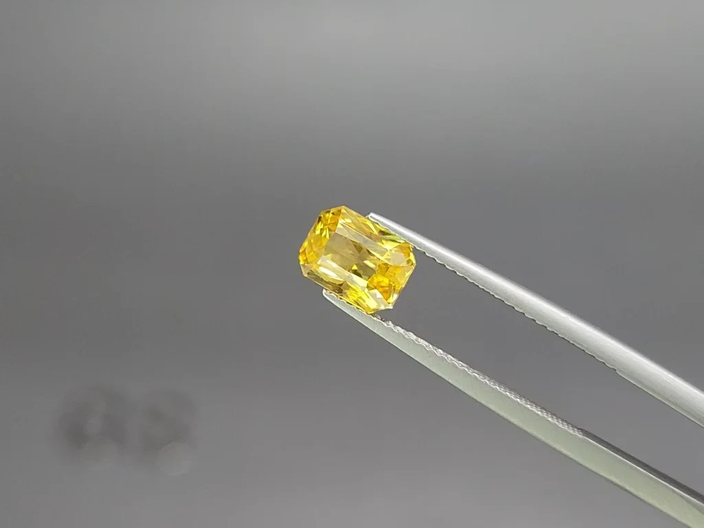 Unheated sapphire Golden Yellow effect chameleon radiant cut 2.03 carats, Sri Lanka Image №3