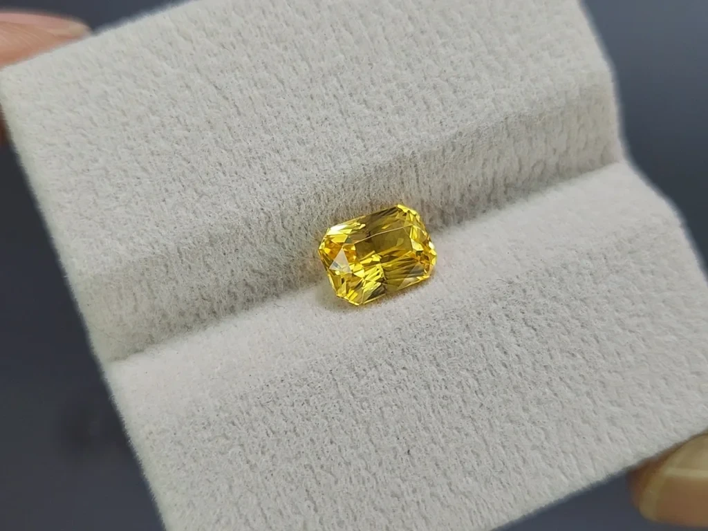 Unheated sapphire Golden Yellow effect chameleon radiant cut 2.03 carats, Sri Lanka Image №4