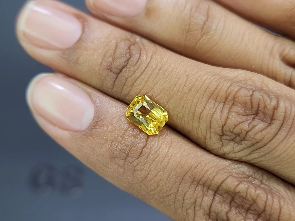 Unheated sapphire Golden Yellow effect chameleon radiant cut 2.03 carats, Sri Lanka Image №2