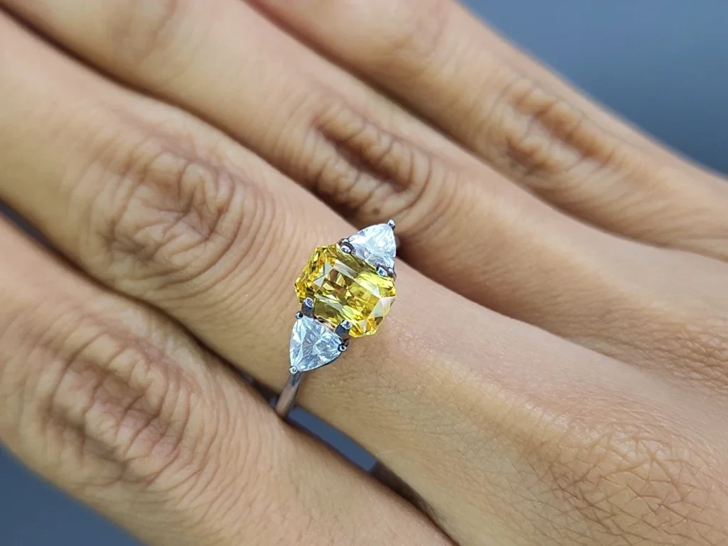 Unheated sapphire Golden Yellow effect chameleon radiant cut 2.03 carats, Sri Lanka Image №5