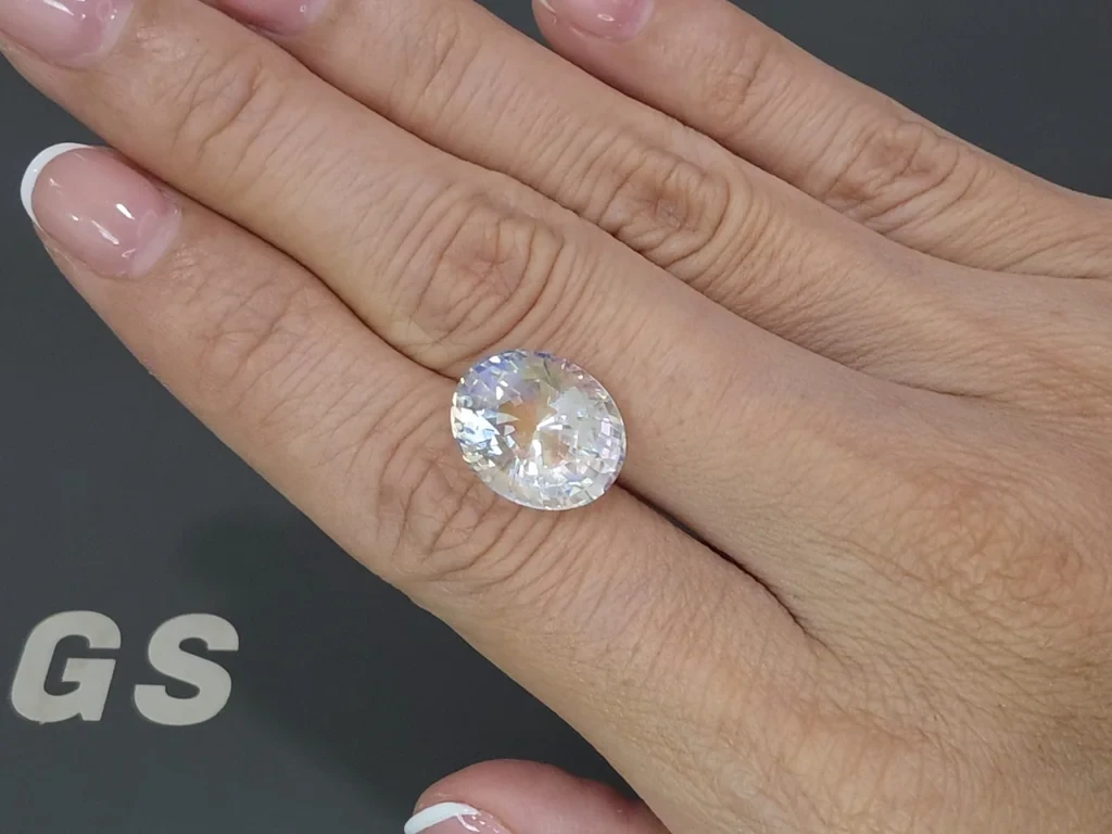 Rainbow moonstone in oval cut 7.81 carats, Madagascar  Image №2