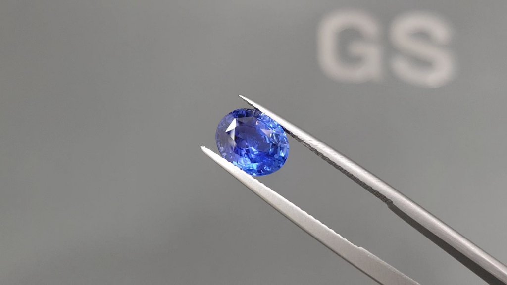 Royal Blue sapphire 2.57 carats from Sri Lanka in oval cut Image №2